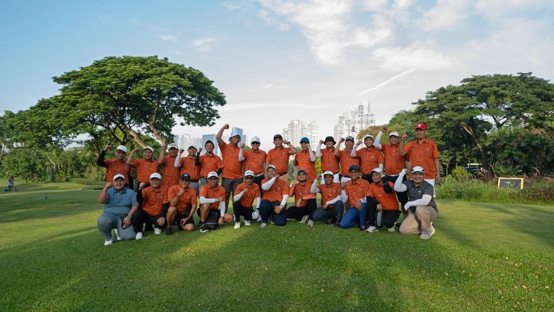 Tim Marketing Divisi Pupuk Saraswanti Group membangun kebersamaan dan kekompakan sembari bermain Golf.